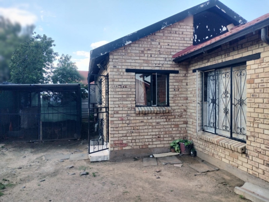 3 Bedroom Property for Sale in Molifi Tau Kloof Free State